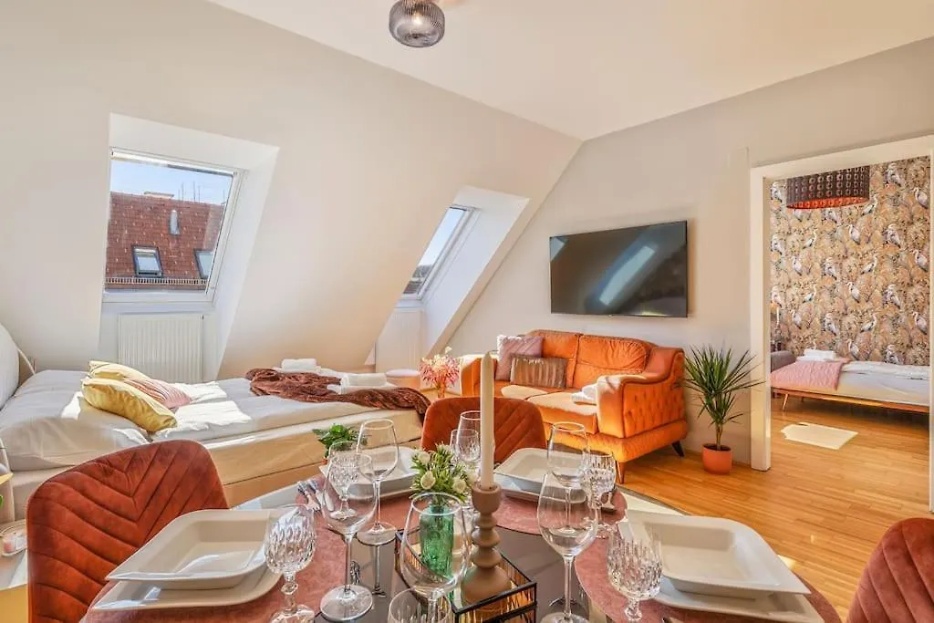 Dry Flower Apt. / 2Br. / Rooftop / New Vienna Apartment