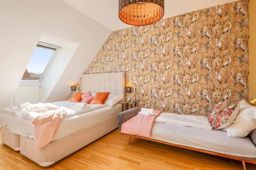 Dry Flower Apt. / 2Br. / Rooftop / New Vienna Apartment