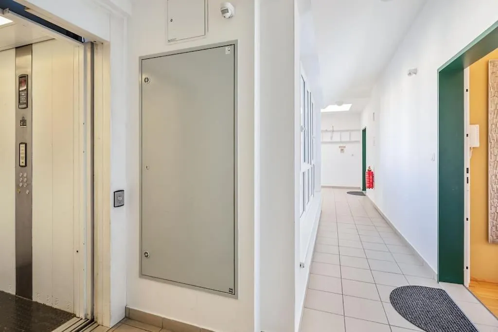 Dry Flower Apt. / 2Br. / Rooftop / New Vienna 0*,  Austria