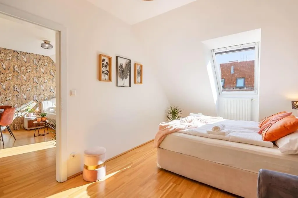 Dry Flower Apt. / 2Br. / Rooftop / New Vienna
